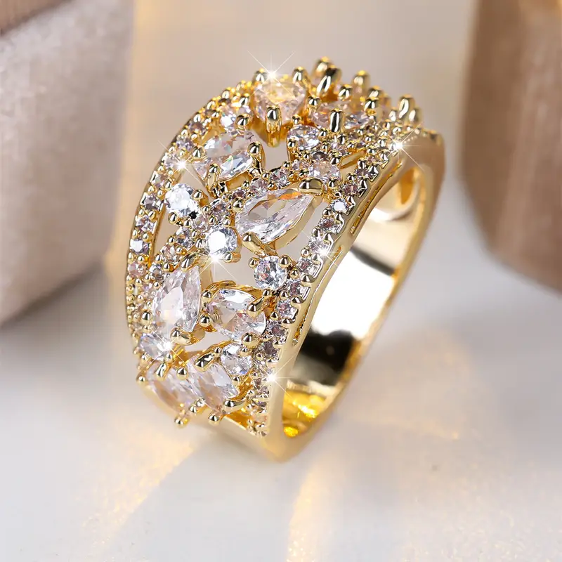 Bague avec des cristaux blancs en or