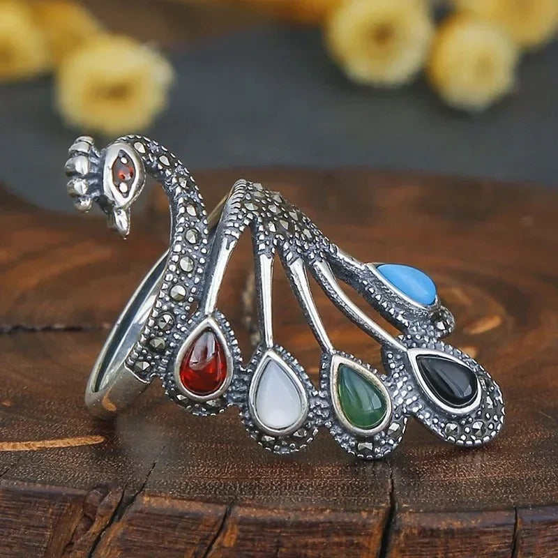 Bague ethnique avec des pierres précieuses en or blanc