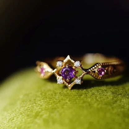 Bague géométrique rétro ajustable en or avec des cristaux d'améthyste violets
