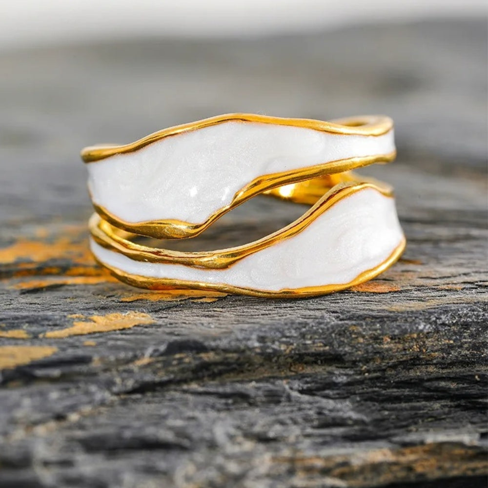 Bague ouverte avec motif en spirale avec émail en or blanc
