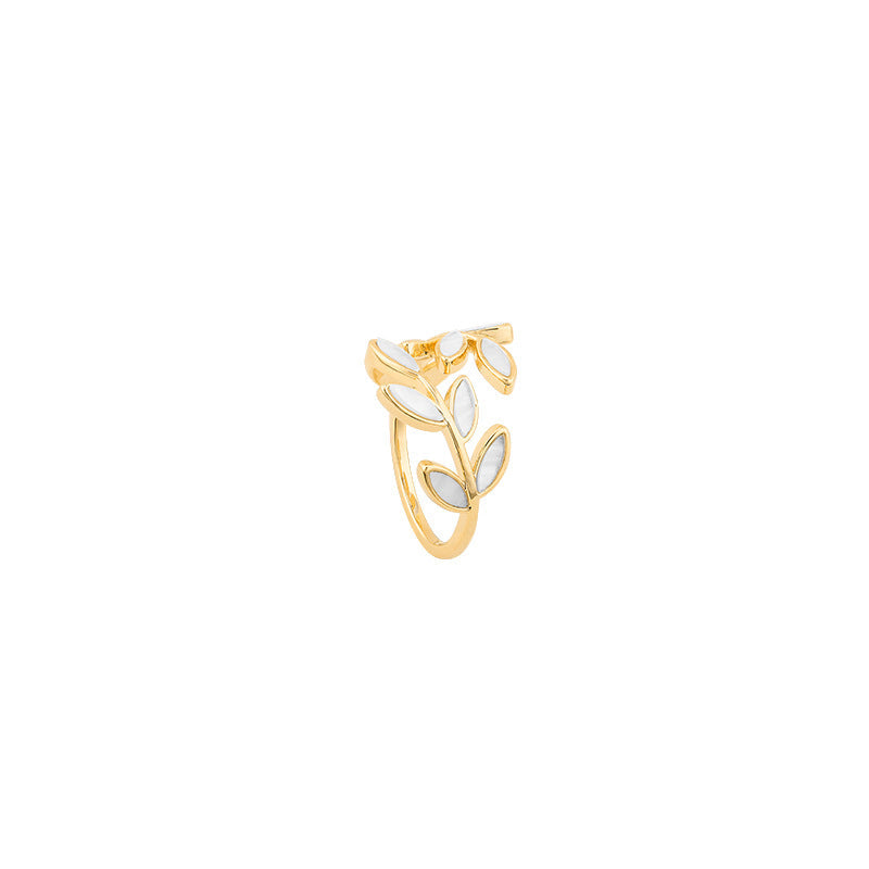Bague réglable avec opale blanche en or