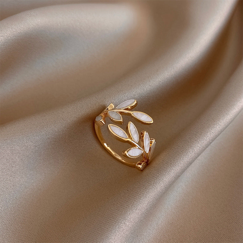 Bague réglable avec opale blanche en or