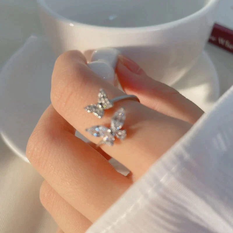 Bague réglable avec un papillon éclatant en or blanc