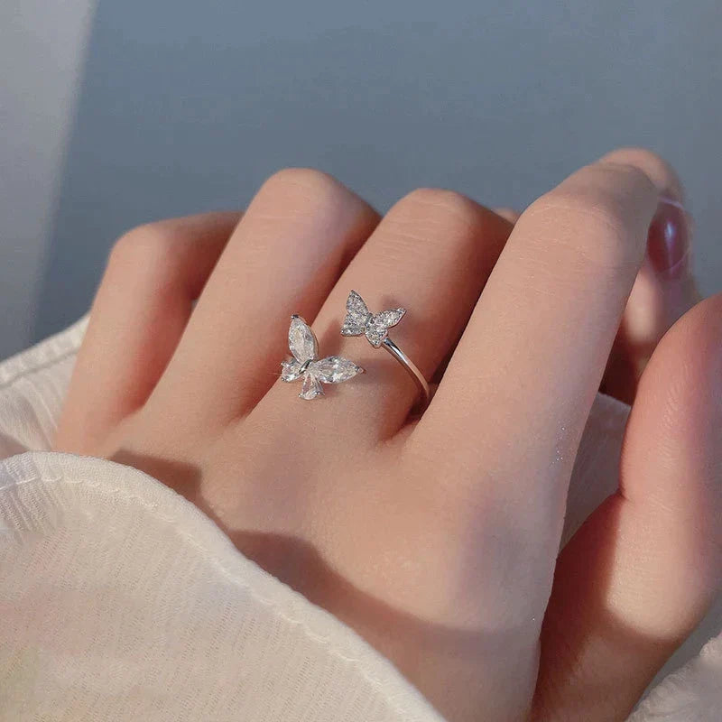 Bague réglable avec un papillon éclatant en or blanc