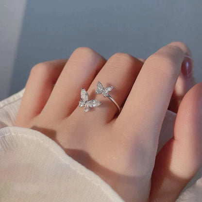 Bague réglable avec un papillon éclatant en argent