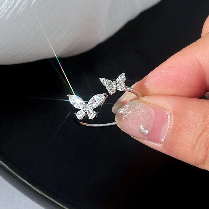 Bague réglable avec un papillon éclatant en or blanc