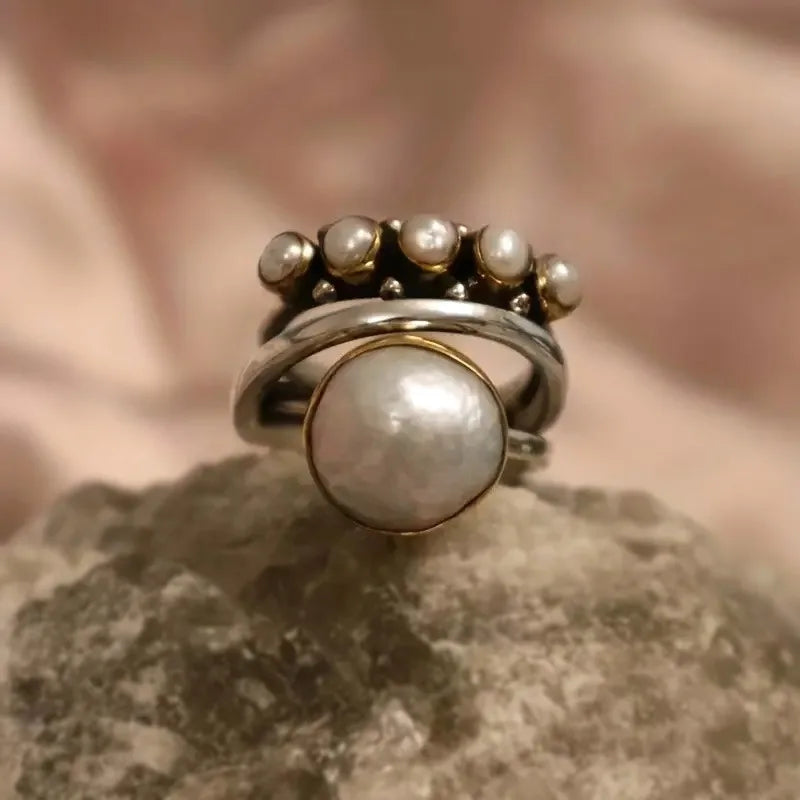 Bague rétro avec couronne et perles en or blanc