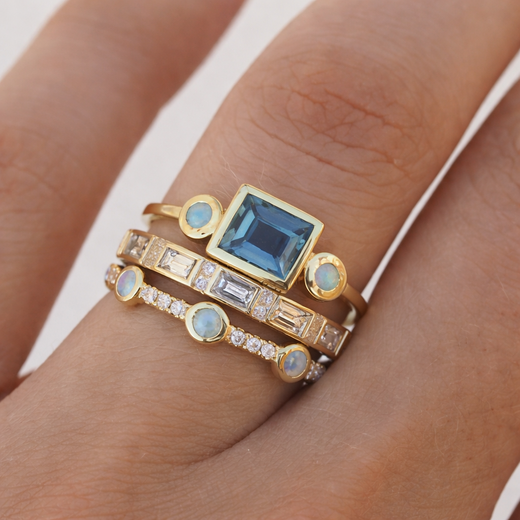 Bague rétro avec des cristaux bleus en or