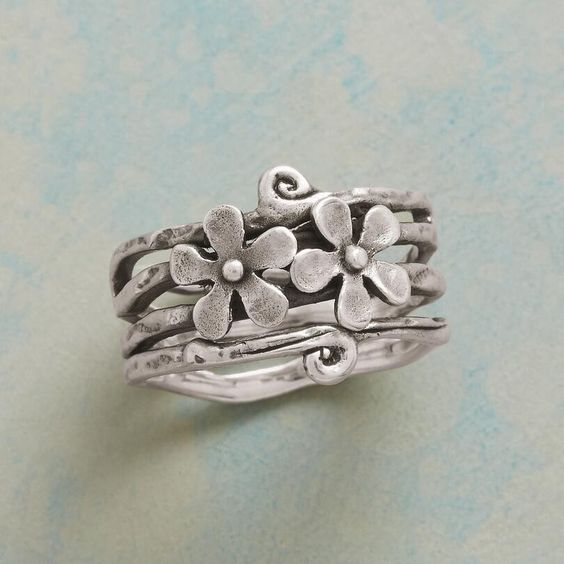 Bague rétro avec fleurs en or blanc