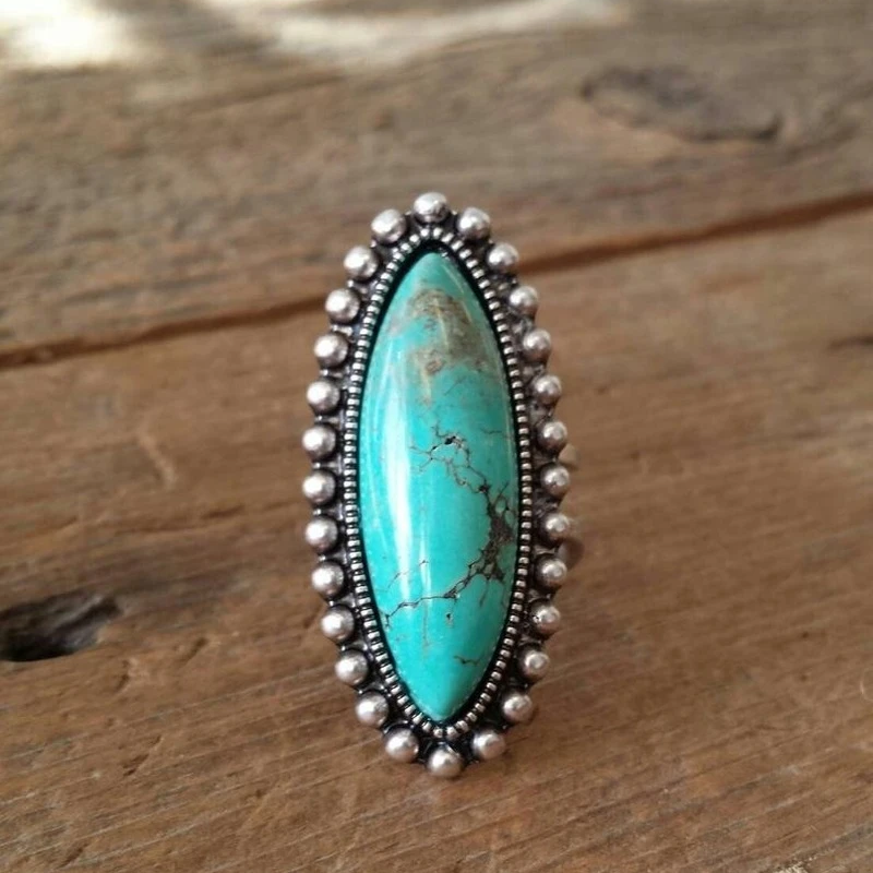 Bague rétro avec pierre turquoise en or