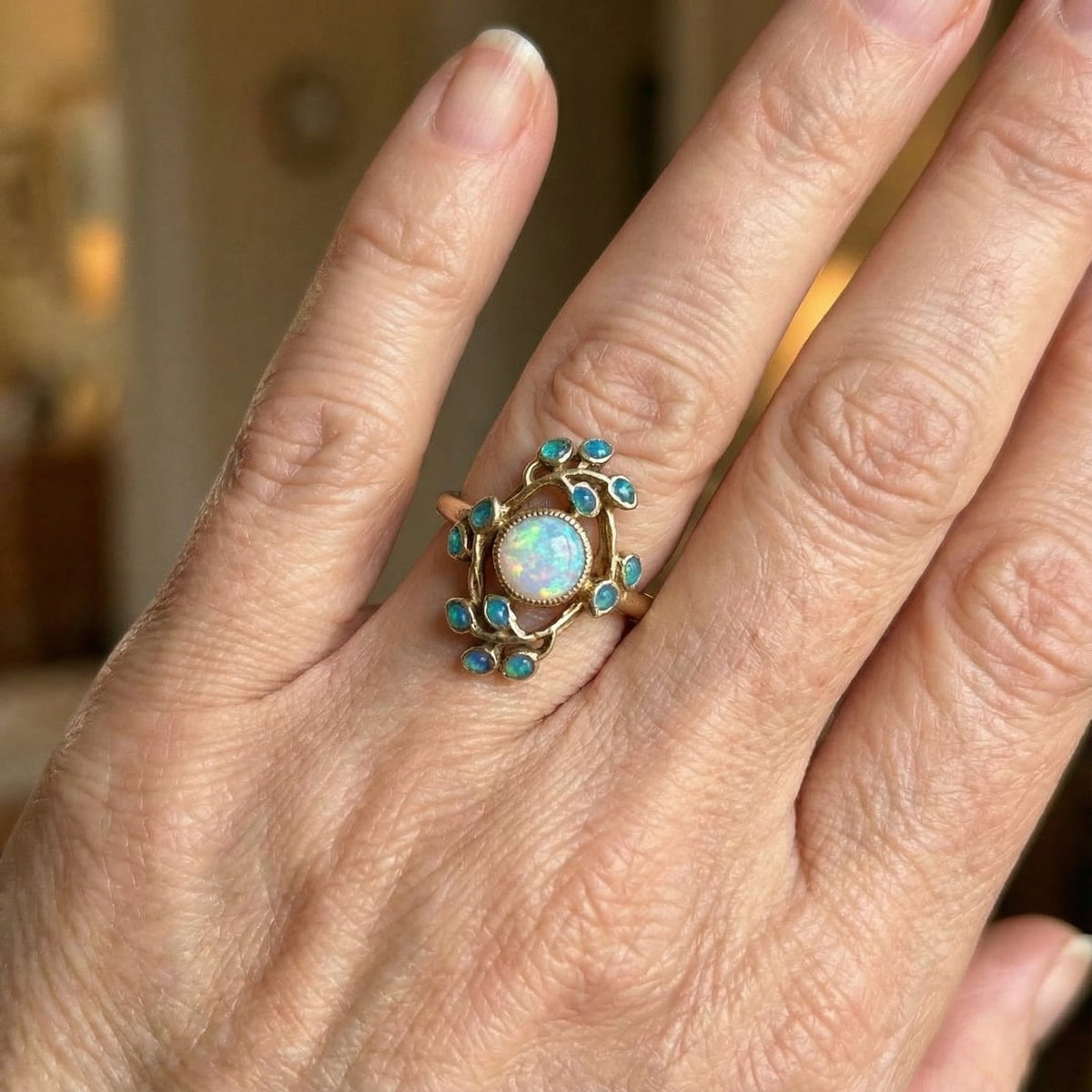 Bague rétro bleue avec cristaux et opale en or