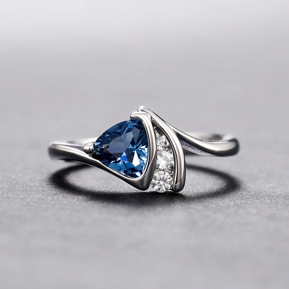 Bague rétro avec pierre bleue triangulaire en or blanc