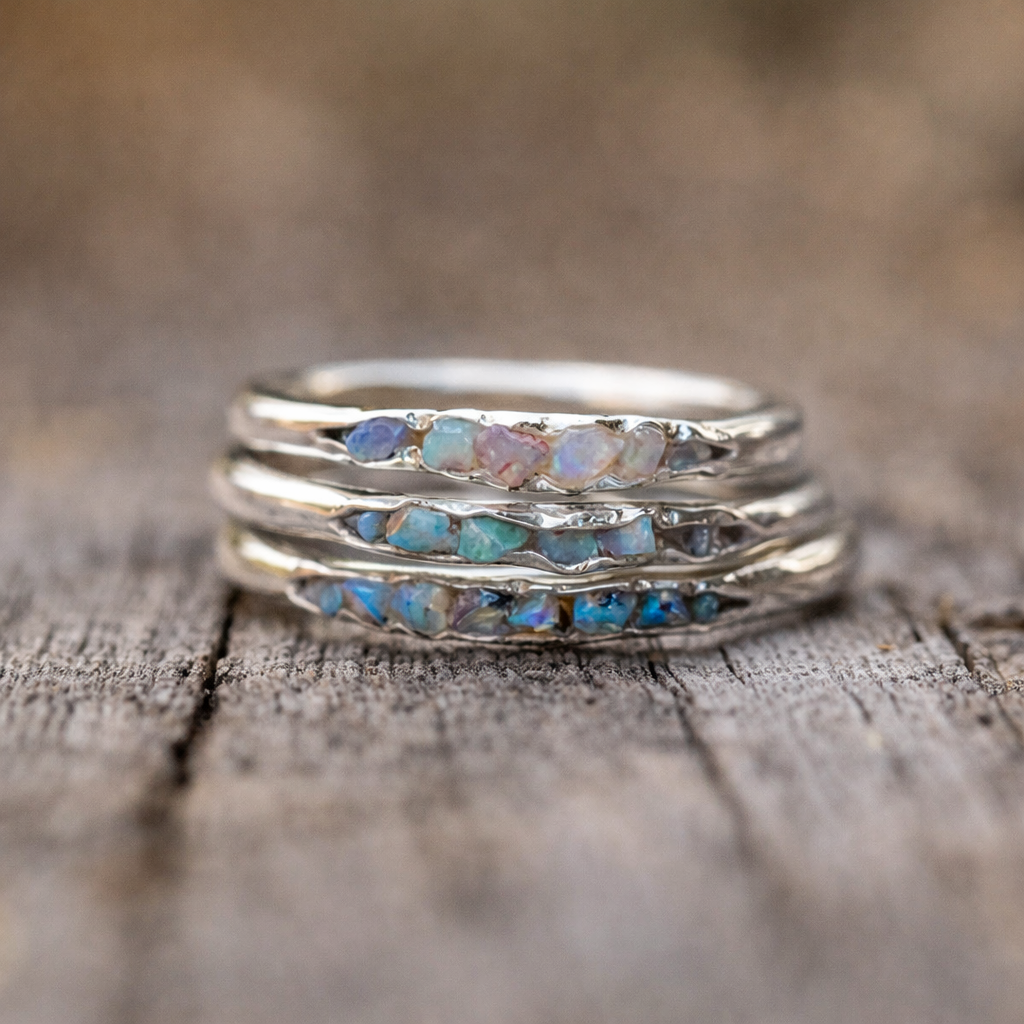 Bague rétro avec pierres bleues en couches en or blanc