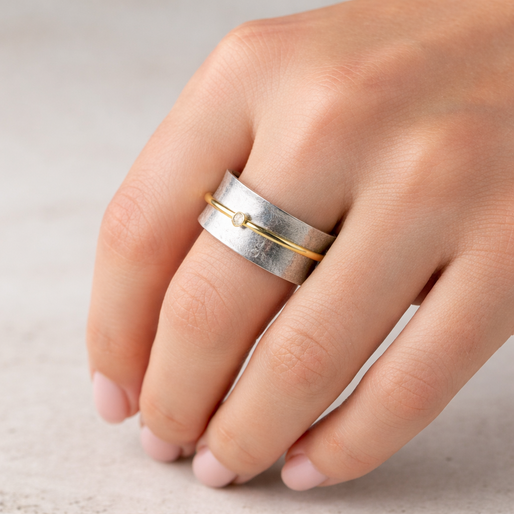 Bague rétro à brillants et fil en or