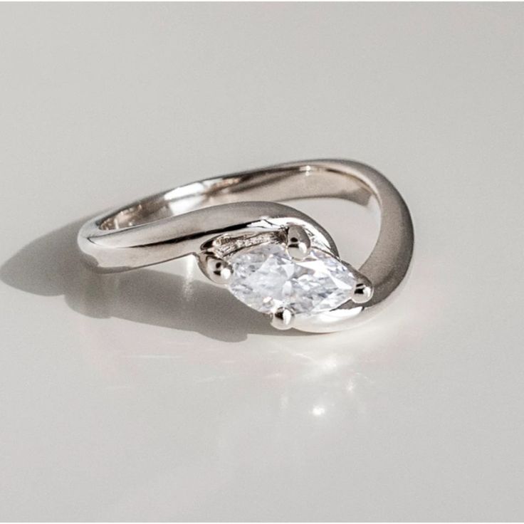 Bague rétro ondulé à brillants en or blanc