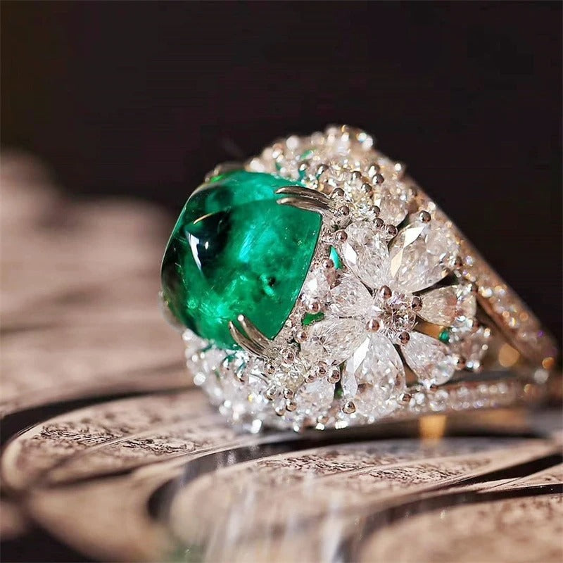 Bague rétro en fleurs avec pierre verte et diamants