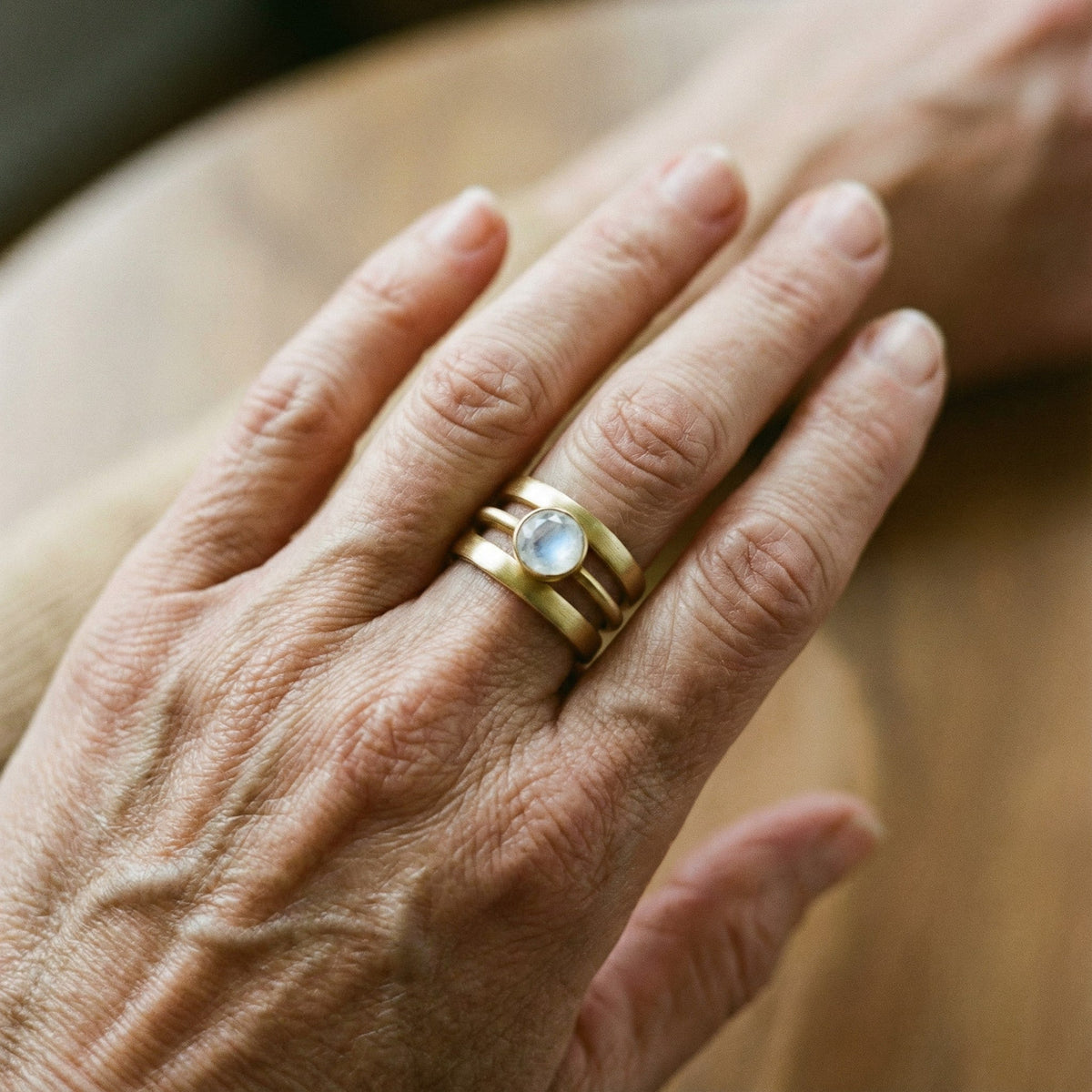Bague rétro avec pierres de lune intégrées en or