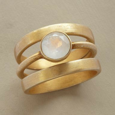 Bague rétro avec pierres de lune intégrées en or