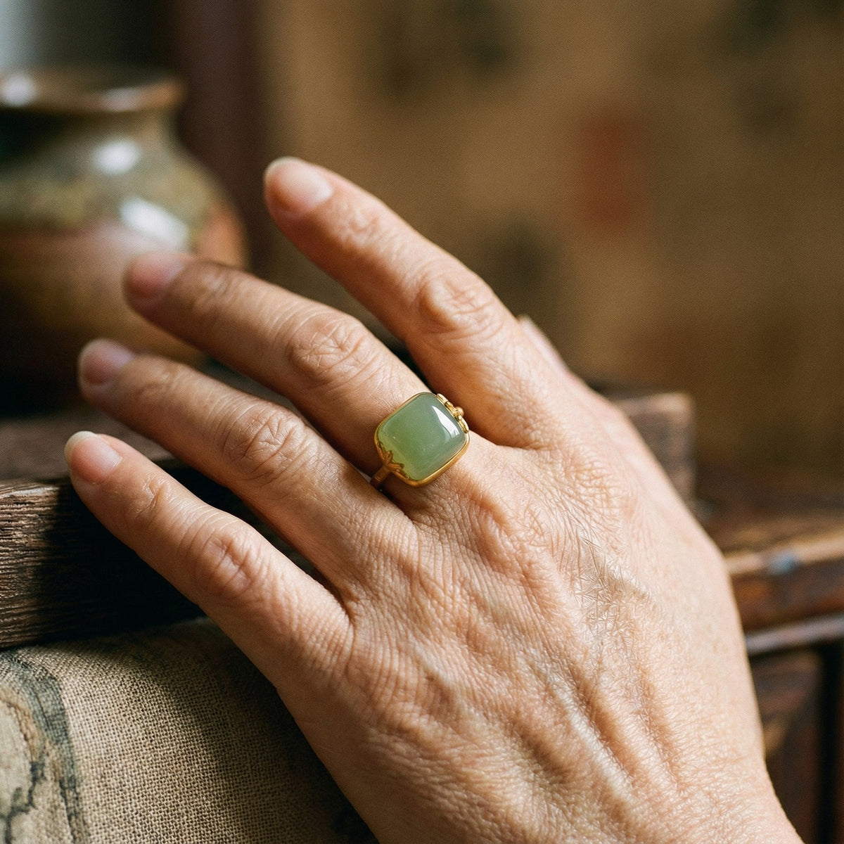 Bague rétro réglable avec jade vert en or