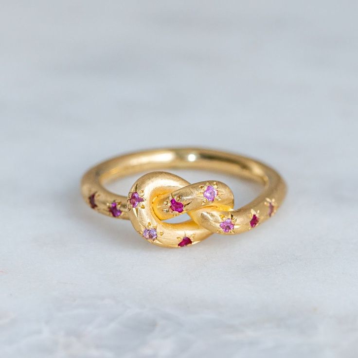 Bague rétro rose avec nœud céleste en or
