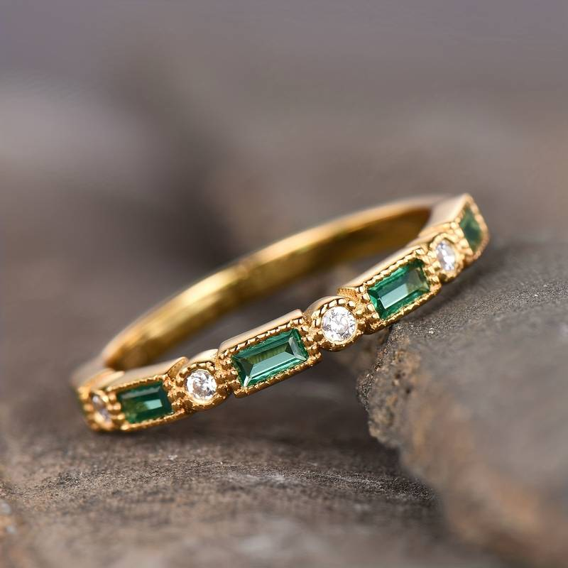 Bague rétro verte avec éléments à brillants en or