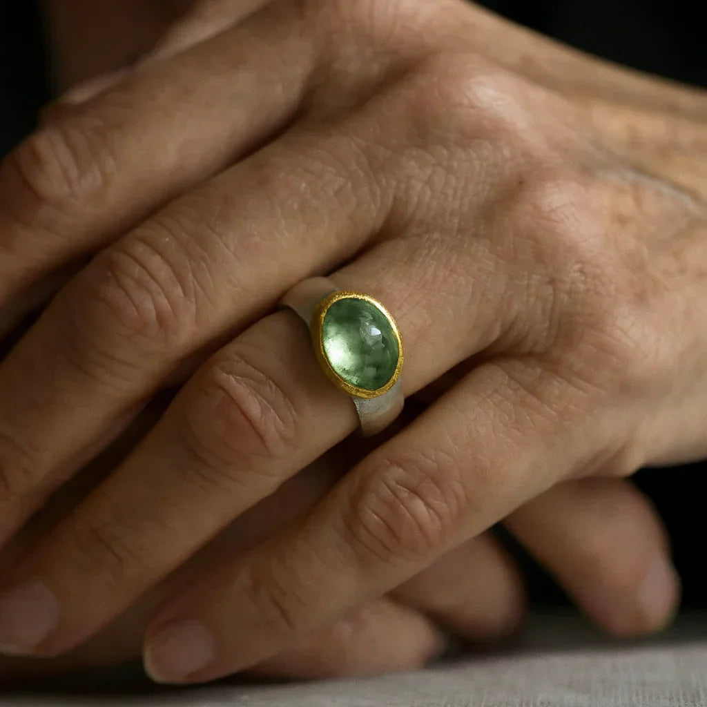 Bague rétro verte avec pierre ronde en or