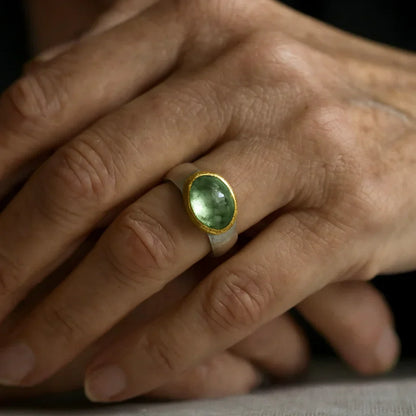 Bague rétro verte avec pierre ronde