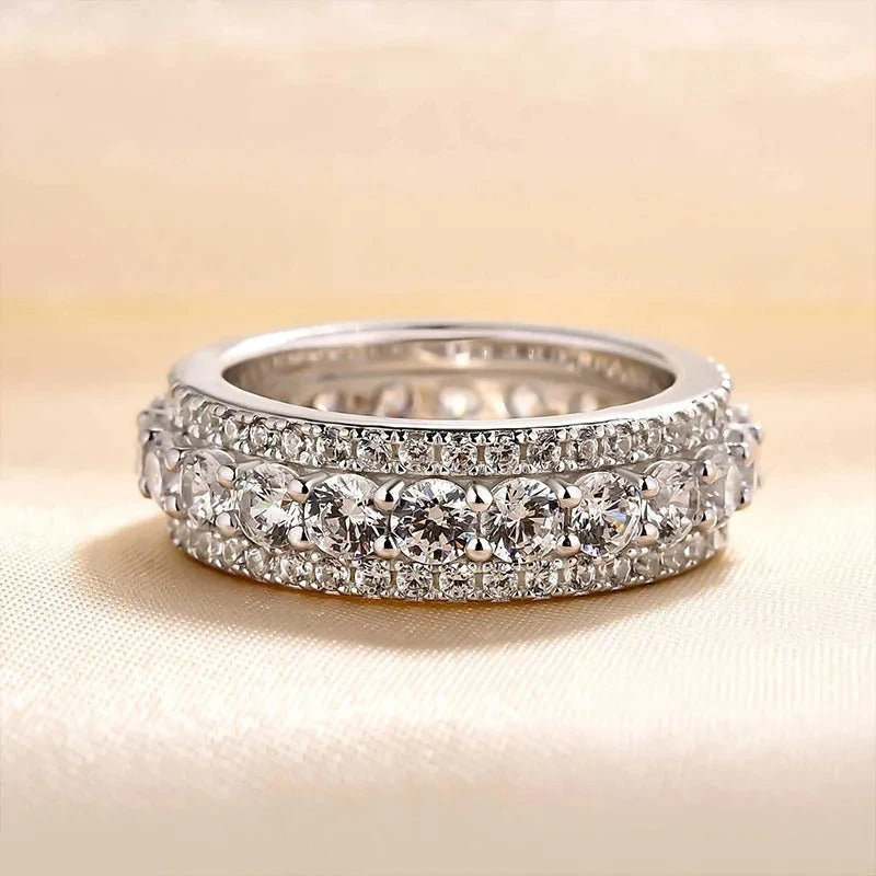 Bague rétrospective avec bande infinie en or blanc