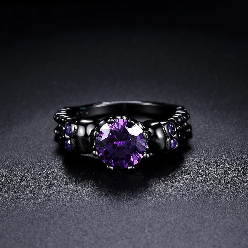 Bague ronde rétro noire avec pierre précieuse violette et design complexe en or