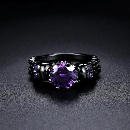 Bague ronde rétro noire avec pierre précieuse violette et design complexe