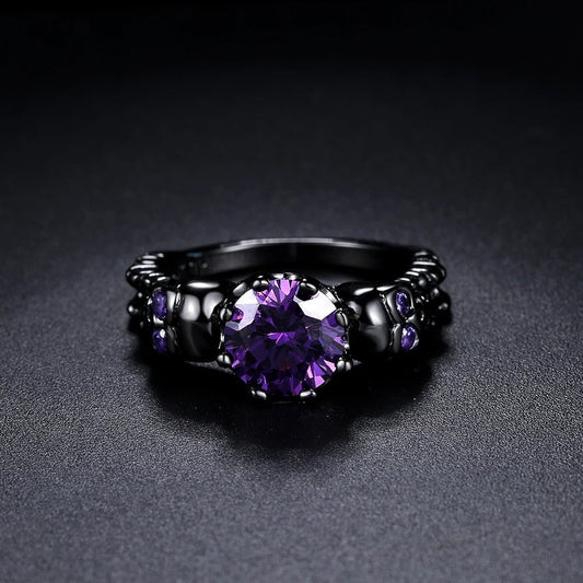 Bague ronde rétro noire avec pierre précieuse violette et design complexe