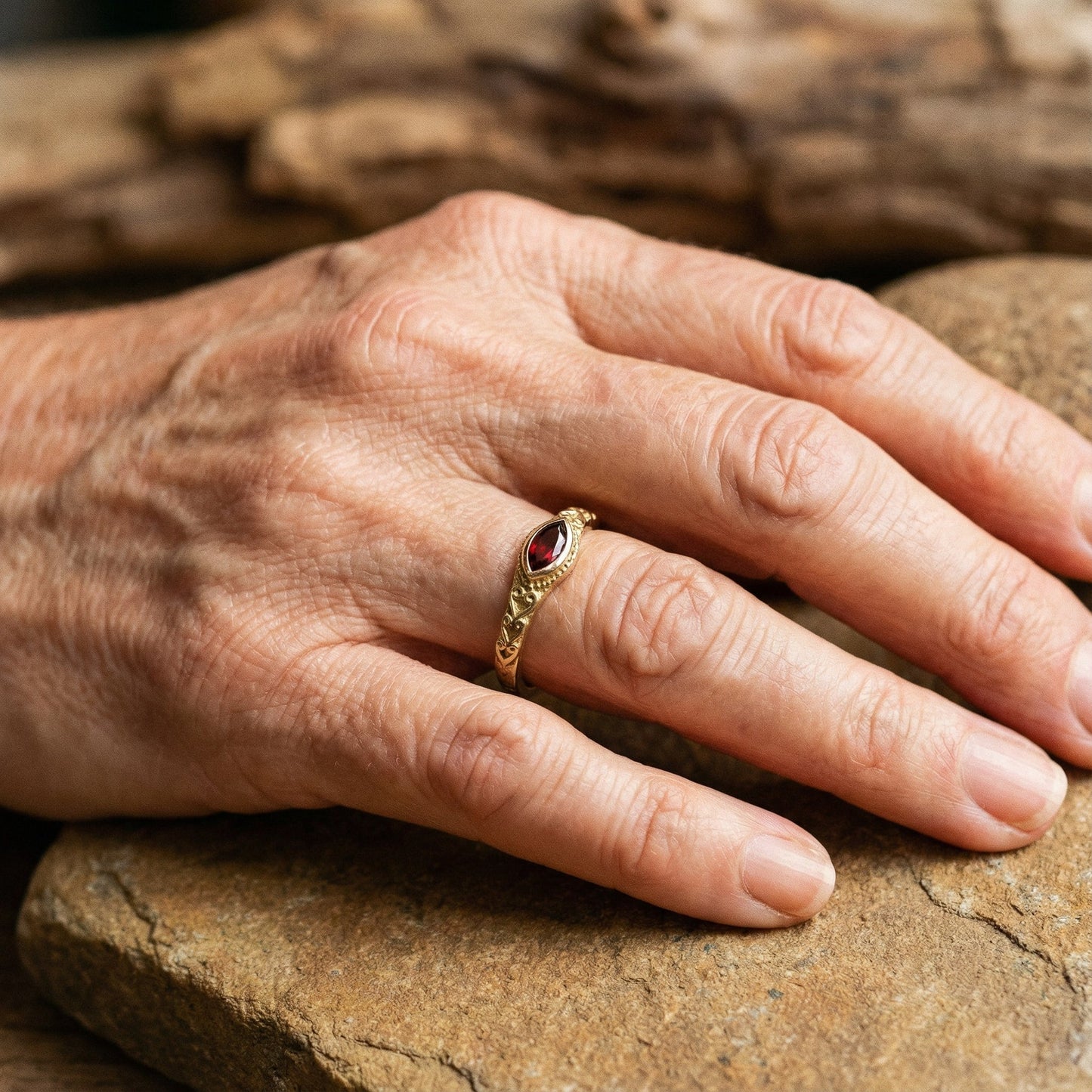 Bague vintage Goldring avec cristal rouge