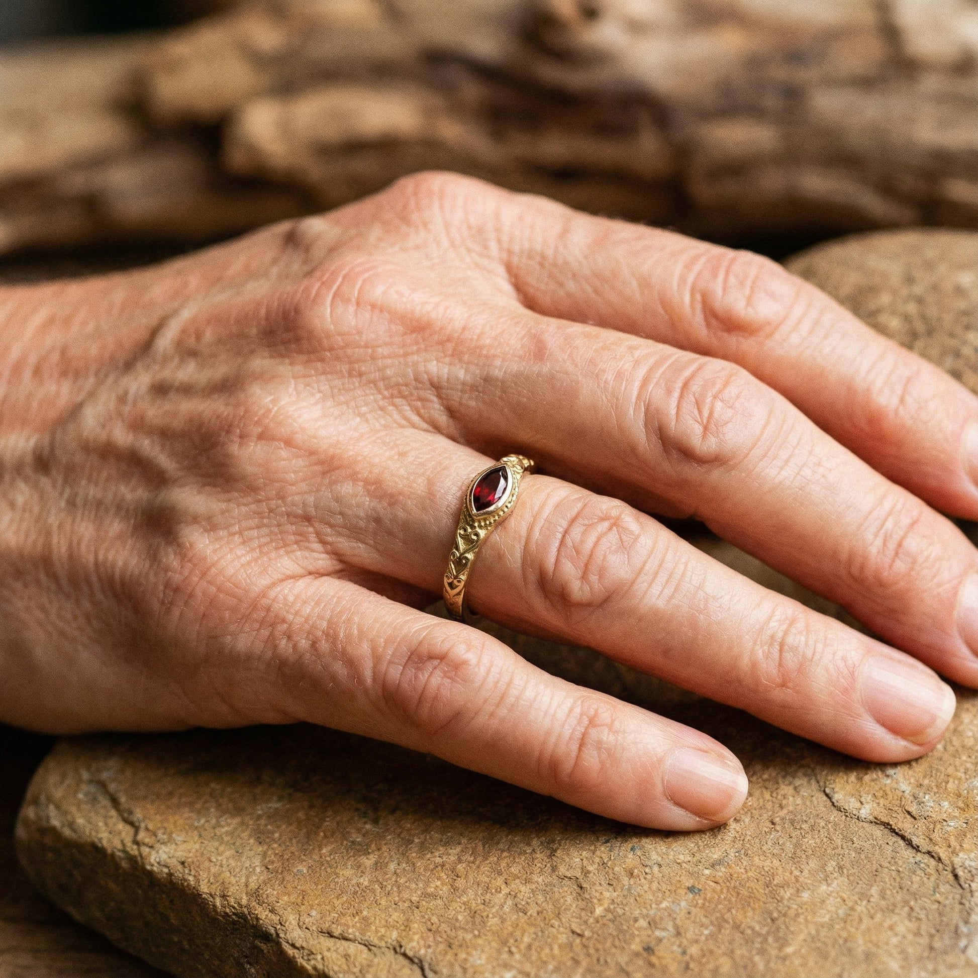 Bague vintage Goldring avec cristal rouge