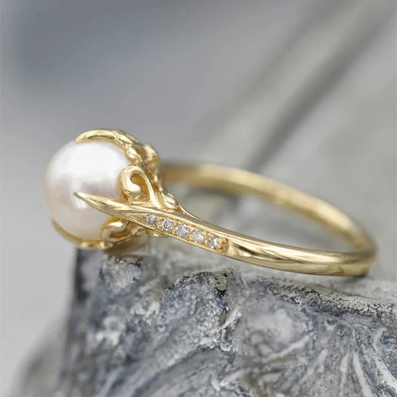 Bague vintage avec perle au centre en or