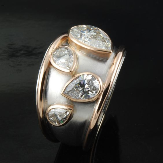 Bague vintage dorée avec ornement en zircon