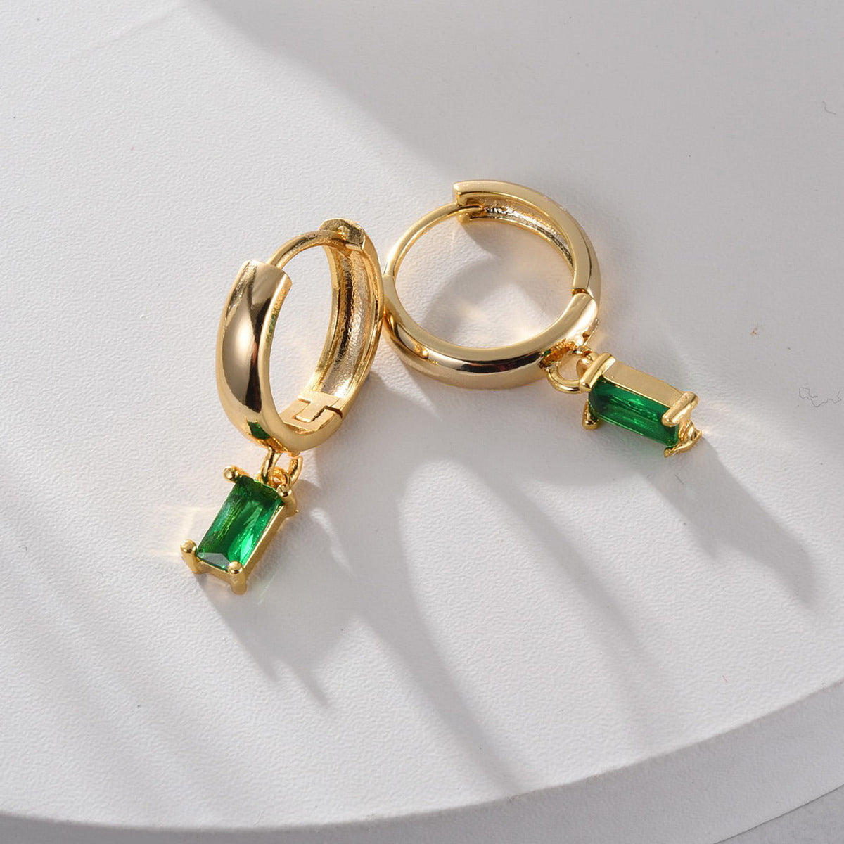 Boucles d'oreilles élégantes Louisa avec émeraude en or