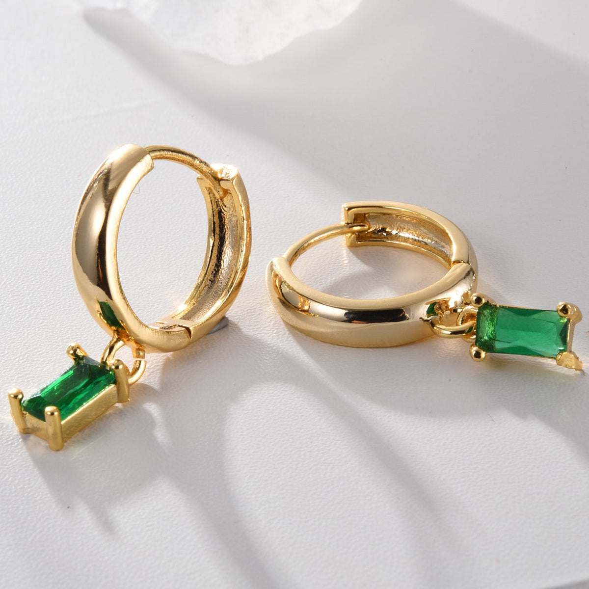Boucles d'oreilles élégantes Louisa avec émeraude en or