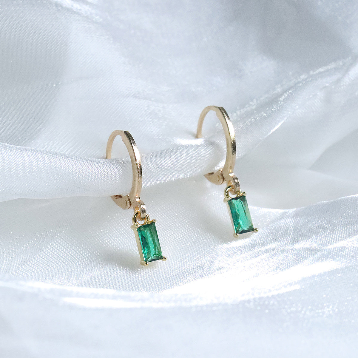 Boucles d'oreilles élégantes Louisa avec émeraude en or
