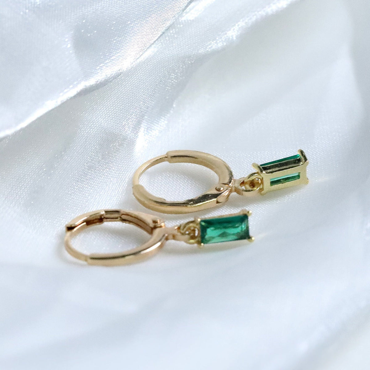 Boucles d'oreilles élégantes Louisa avec émeraude en or