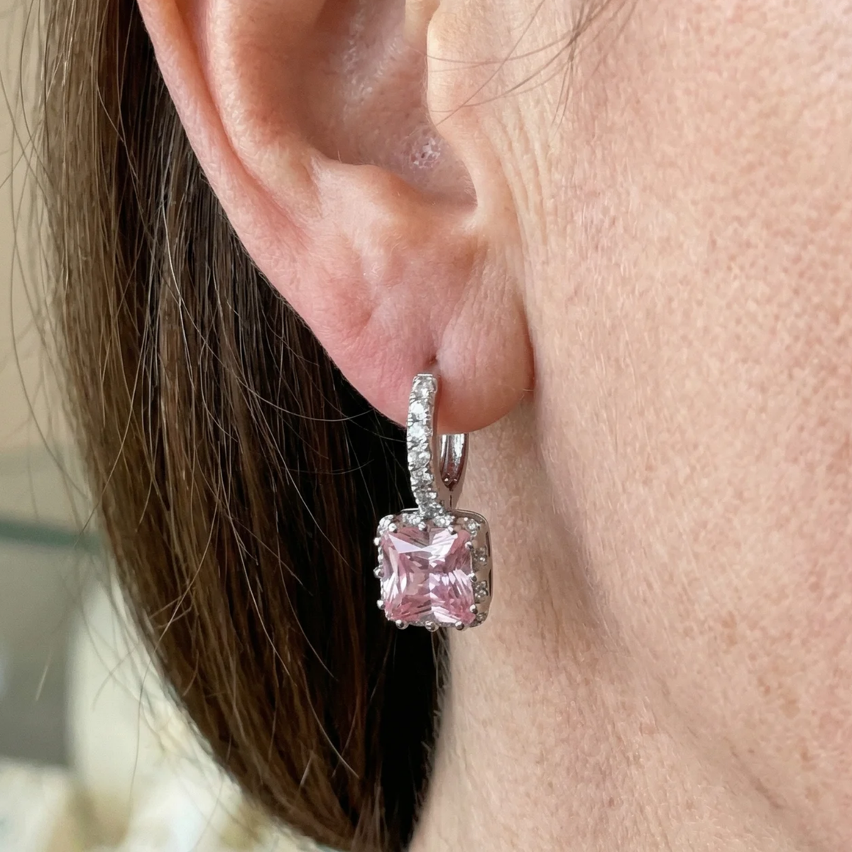 Boucles d'oreilles huggie radiance rose en or blanc