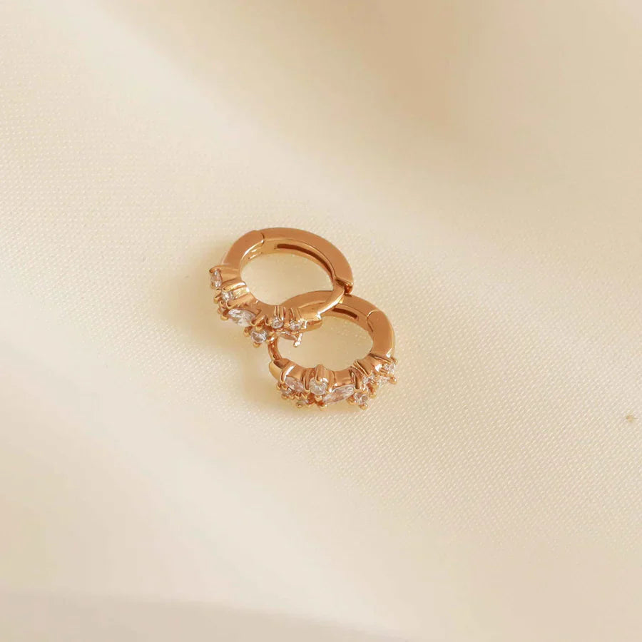 Boucles d'oreilles huggies en cristal en or blanc