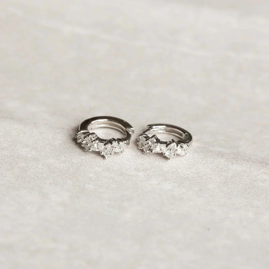 Boucles d'oreilles huggies en cristal en or blanc