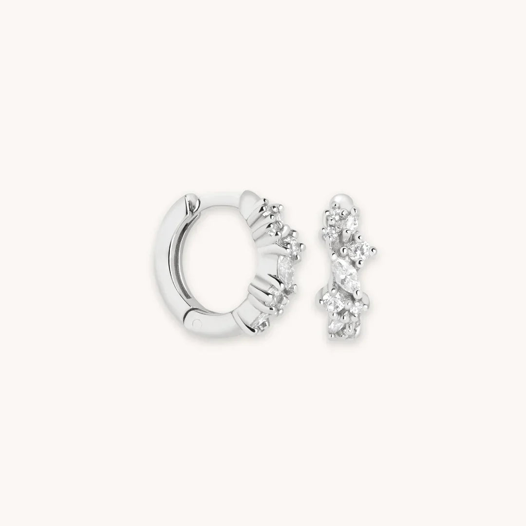 Boucles d'oreilles huggies en cristal en or blanc