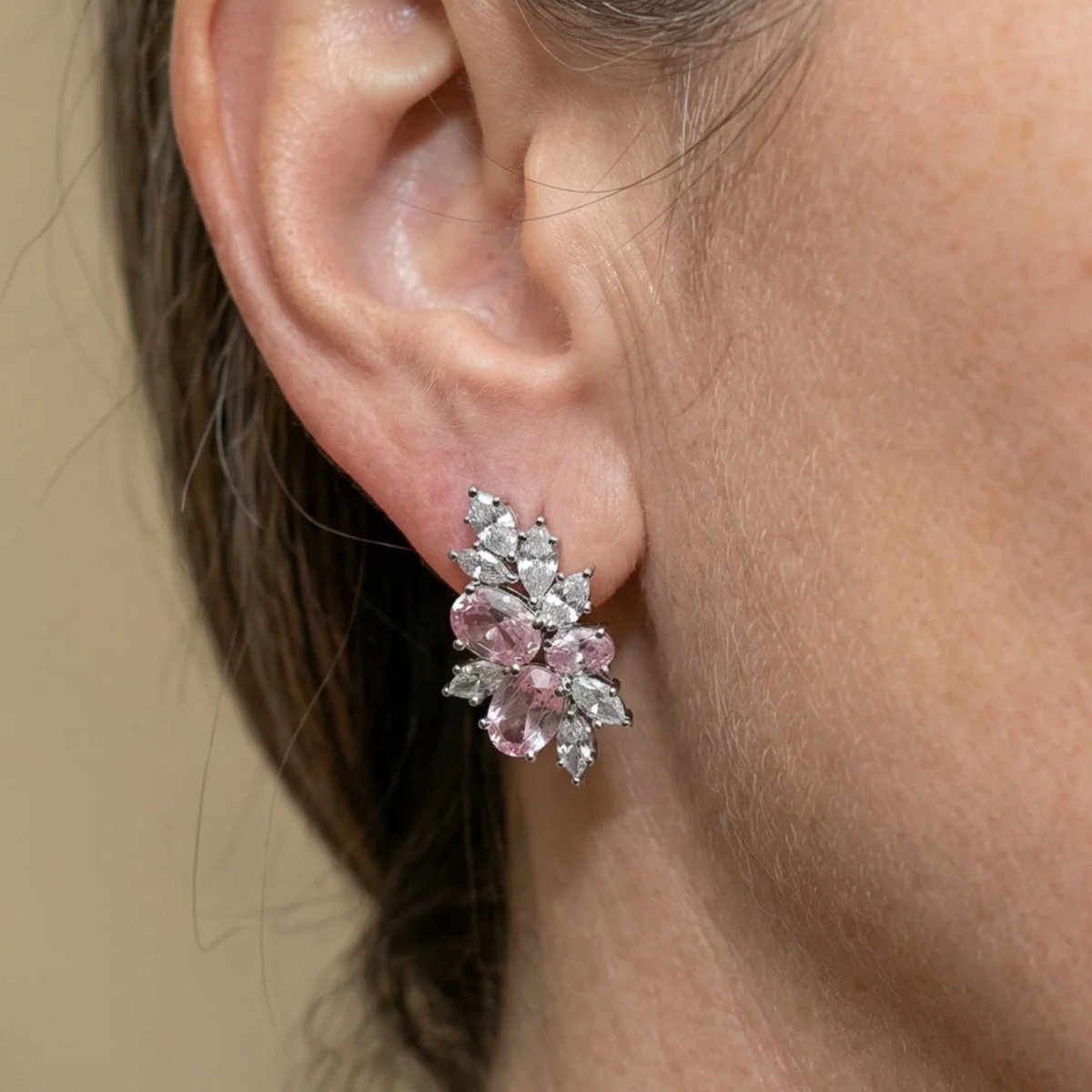 Boucles d'oreilles Lyra fleur rosée en or blanc