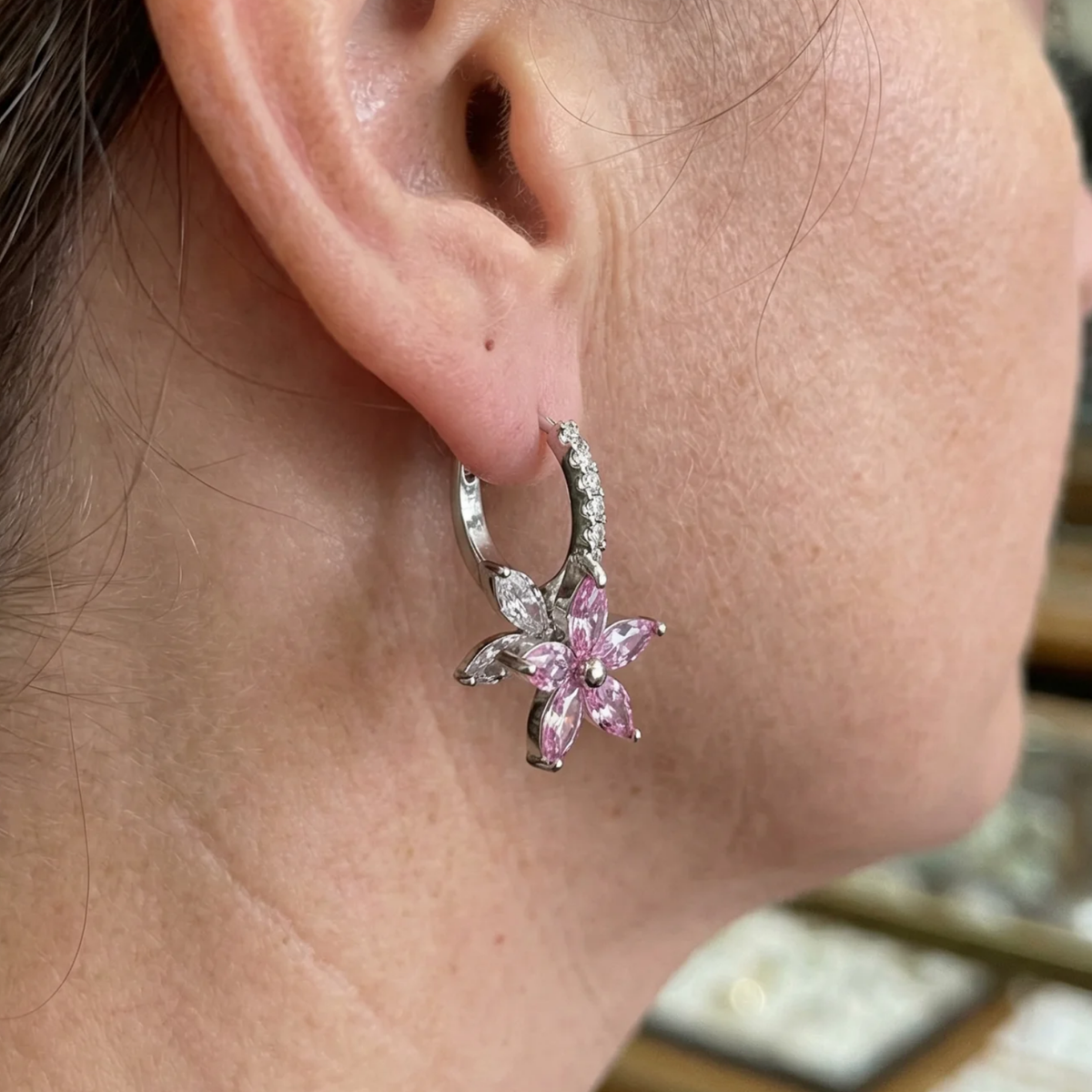 Boucles d'oreilles Thalia rose éclat de pétales en or blanc