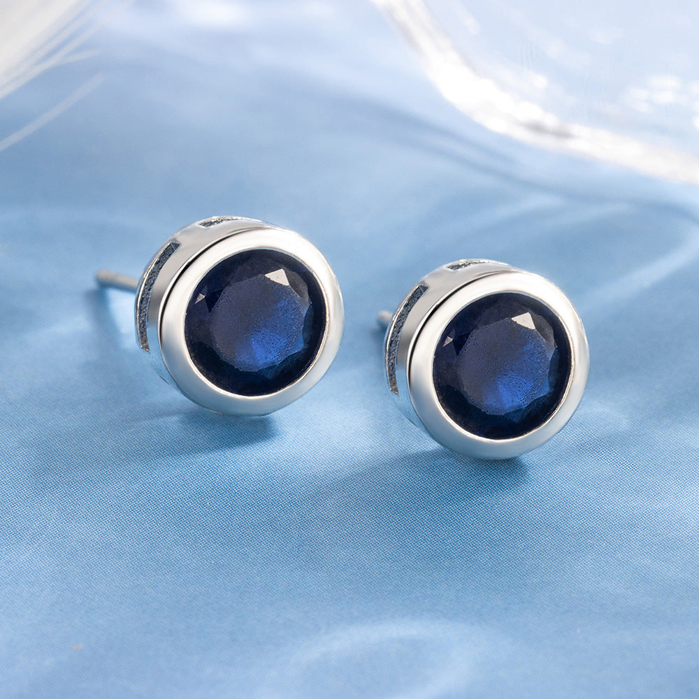 Boucles d'oreilles à clou avec sertissage en saphir en or blanc