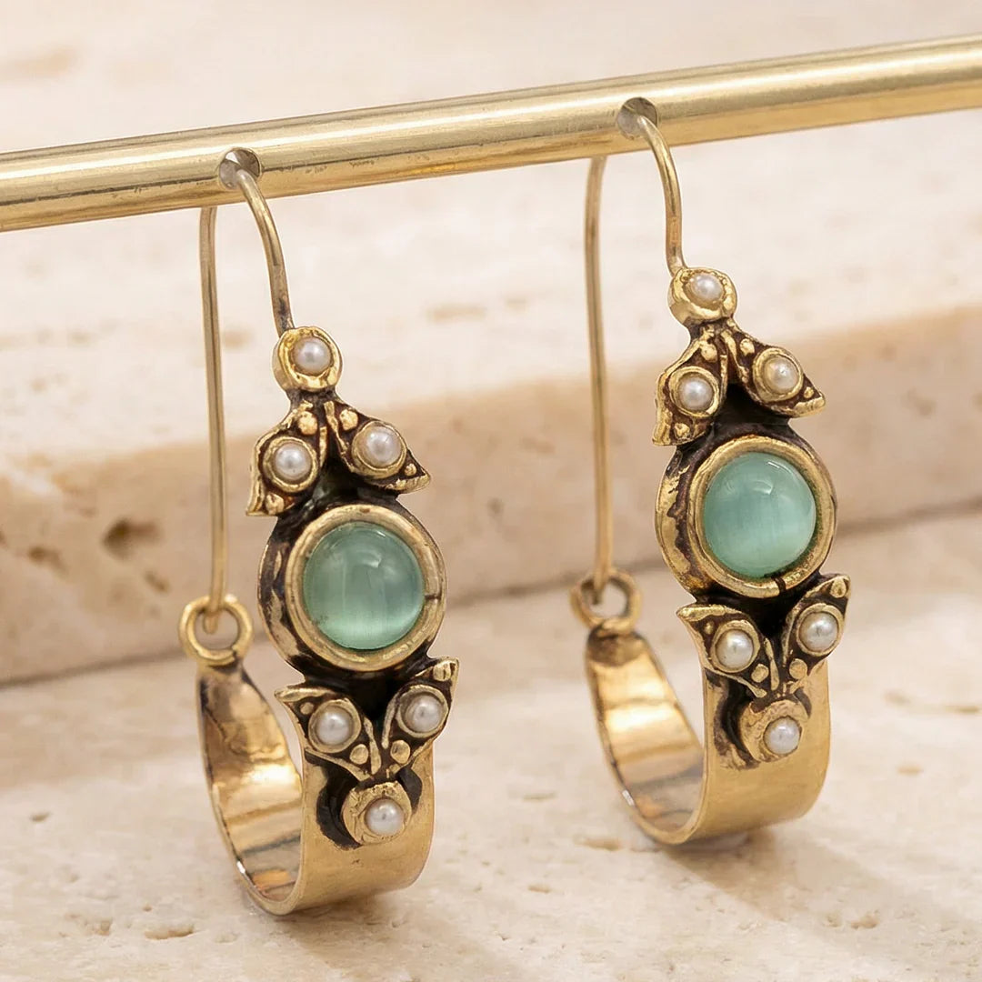 Boucles d'oreilles au style ethno-rétro avec pendentif en or
