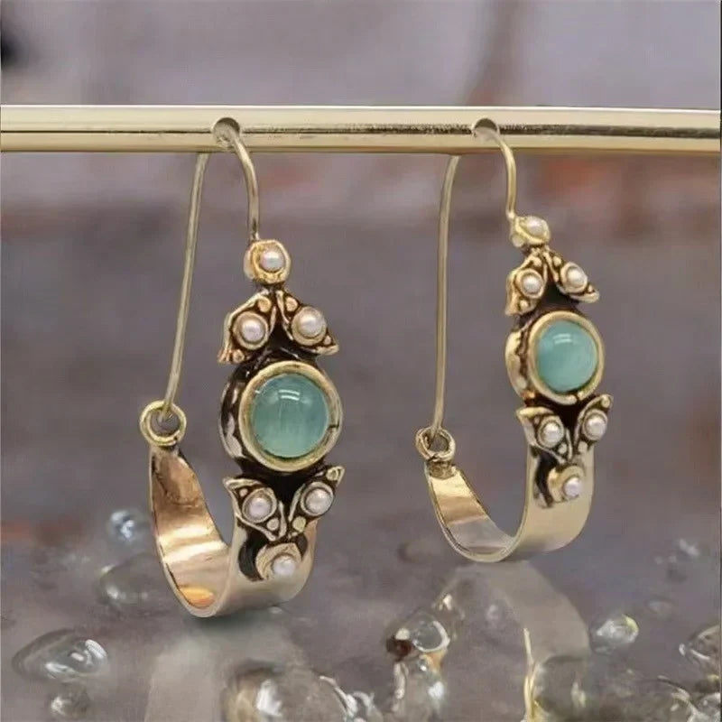 Boucles d'oreilles au style ethno-rétro avec pendentif en or