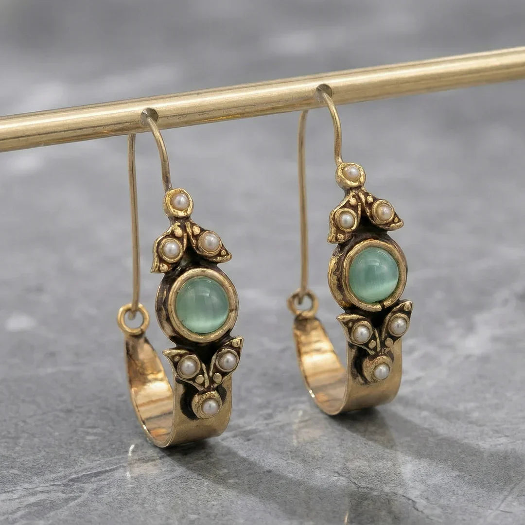 Boucles d'oreilles au style ethno-rétro avec pendentif en or