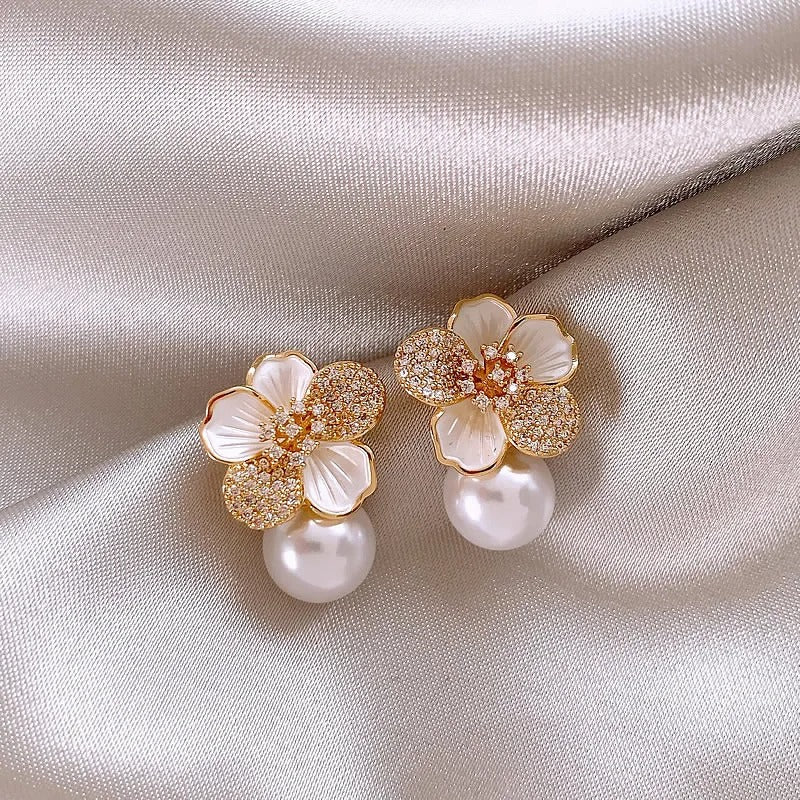 Boucles d'oreilles avec camélia blanc suspendu et marguerite en or